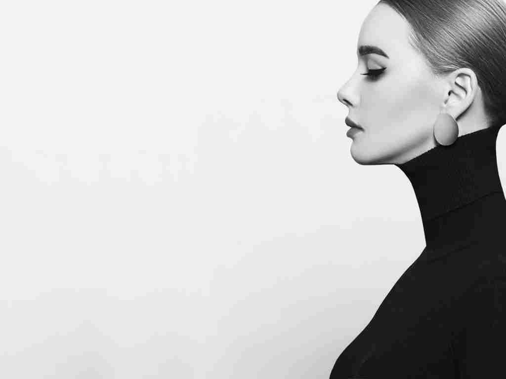 profilo di una donna elegante su sfondo bianco