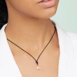 Alternative view of Ciondolo lettera "M" in oro rosa. Modello grande.