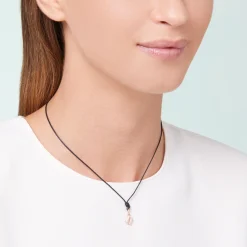 Alternative view of Ciondolo lettera "Q" in oro rosa. Modello grande.