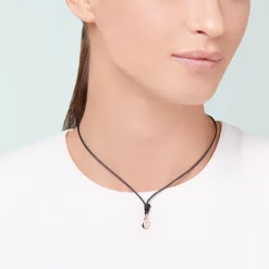 Alternative view of Ciondolo lettera "U" in oro rosa. Modello grande.