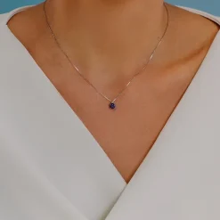 Alternative view of Girocollo in Oro Diamanti e Zaffiro blu tondo