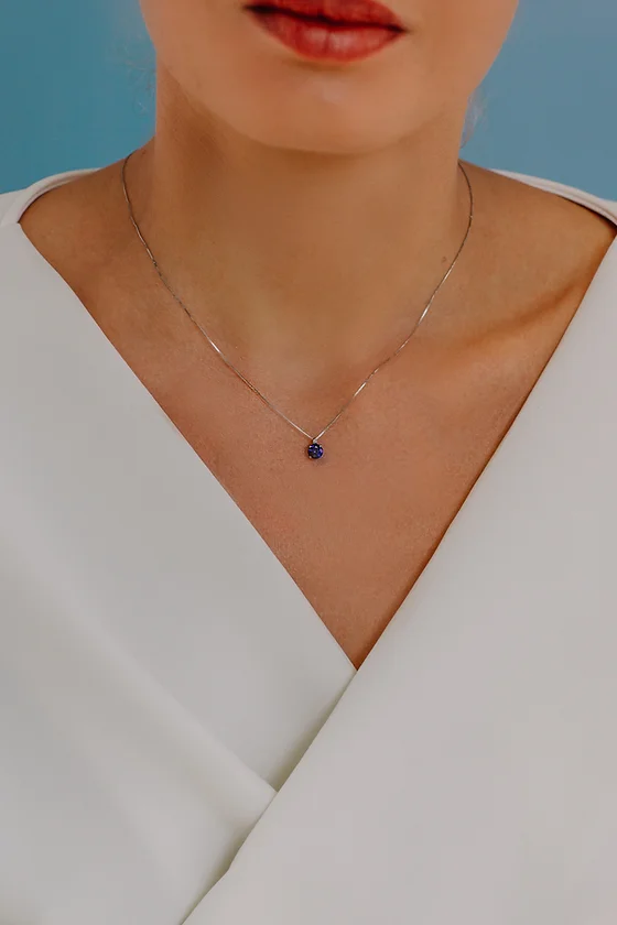 Girocollo in Oro Diamanti e Zaffiro blu tondo 2 Girocollo in Oro Diamanti e Zaffiro blu tondo - immagine 2