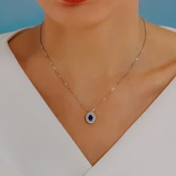 Alternative view of Girocollo in Oro Diamanti e Zaffiro blu ovale