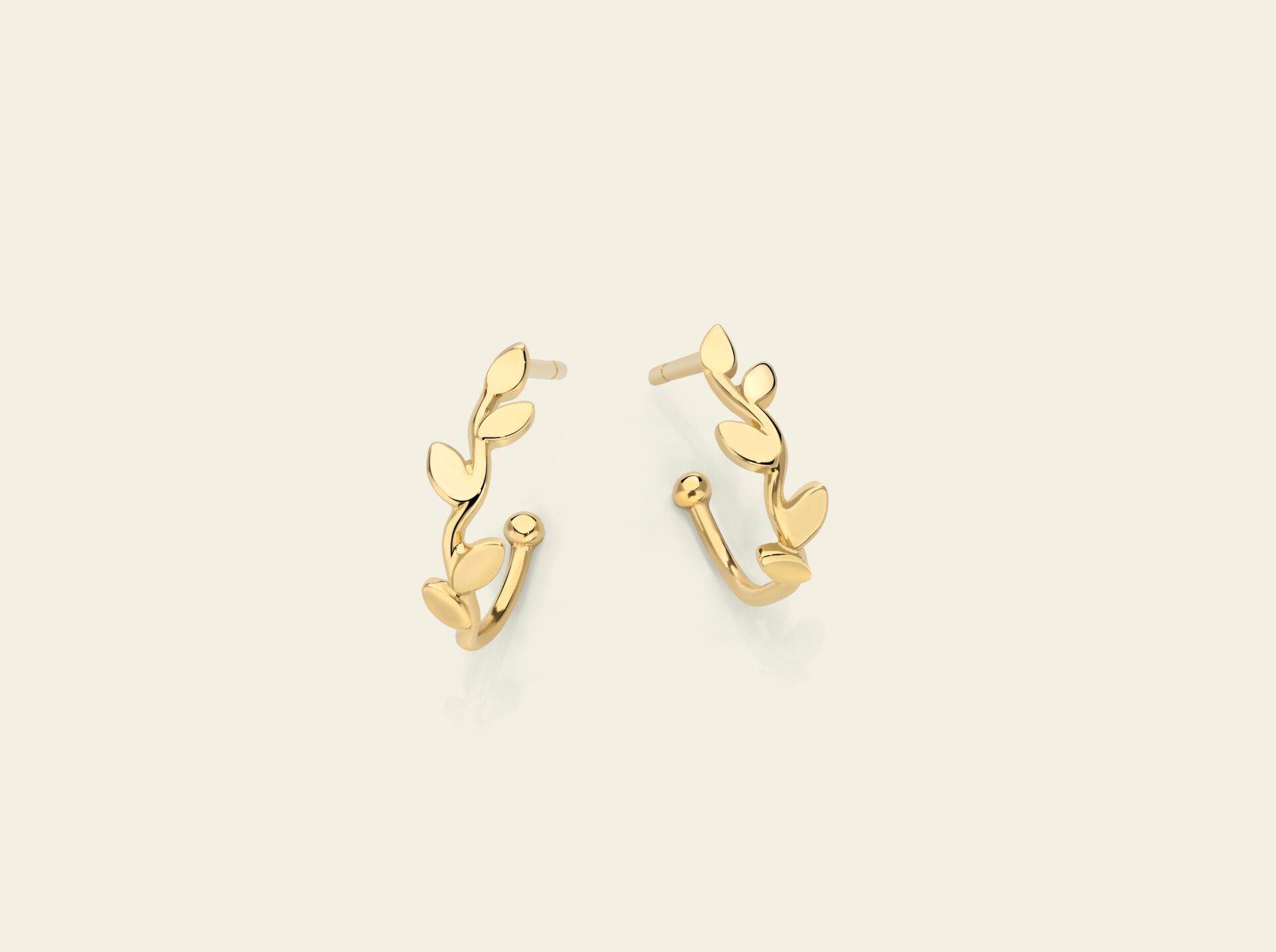 Orecchini Flora ad anello con foglie a lastra Marco Gerbella in oro 18 kt 3 Orecchini Flora ad anello con foglie a lastra Marco Gerbella in oro 18 kt - immagine 3
